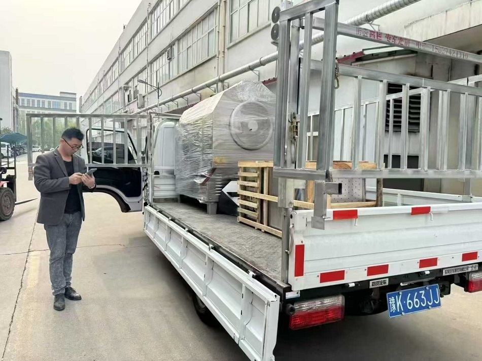 山西客戶訂購(gòu)的許昌智工電磁炒貨機(jī)裝車(chē)發(fā)貨